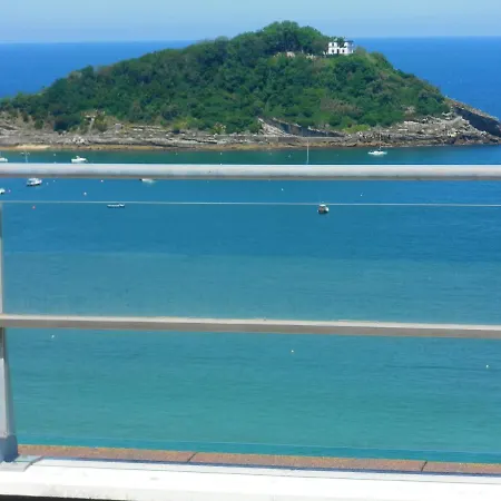 With 2 Bedrooms In Donostia With Furnished Terrace And Wifi 50 M From The Beach アパート