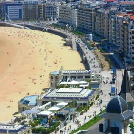 With 2 Bedrooms In Donostia With Furnished Terrace And Wifi 50 M From The Beach アパート