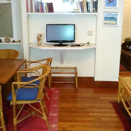 With 2 Bedrooms In Donostia With Furnished Terrace And Wifi 50 M From The Beach アパート